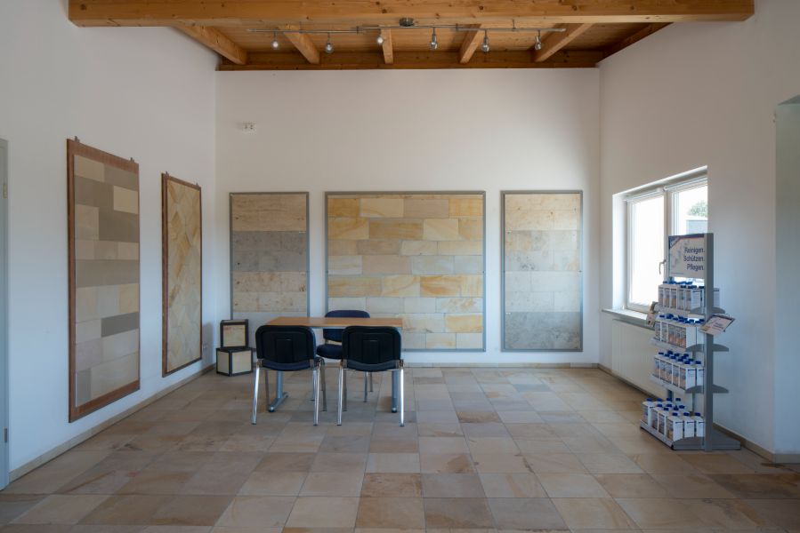 Die Ausstellung von ALSO Naturstein mit Sitzmöglichkeiten und Platten an der Wand