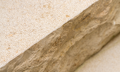 Einzelanfertigung von Blockstufen aus Jura Marmor in Sandfarben Nahaufnahme