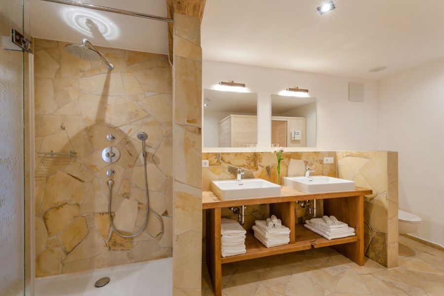 Ein Badezimmer, gefliest mit hellen Polygonalplatten