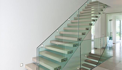 Eine Treppe mit einem Handlauf aus Glas