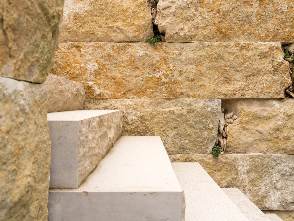 Blockstufen aus hellem Jura Marmor von der Seite