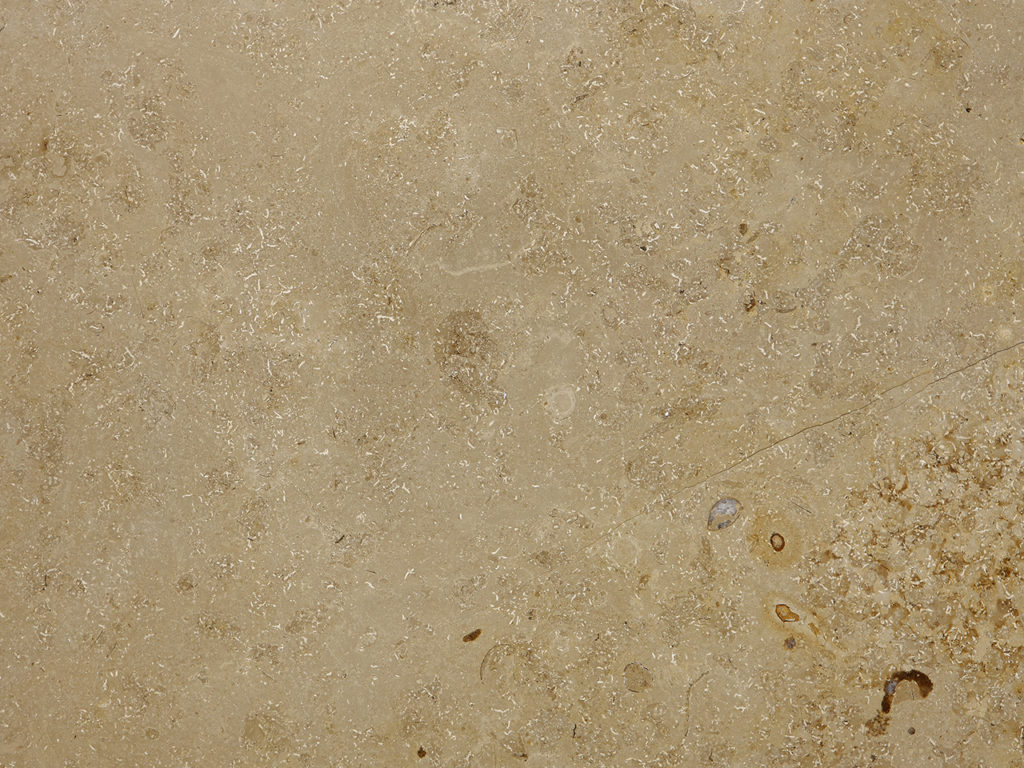 Eine sandfarbene Platte aus Jura Marmor für eine Fensterbank