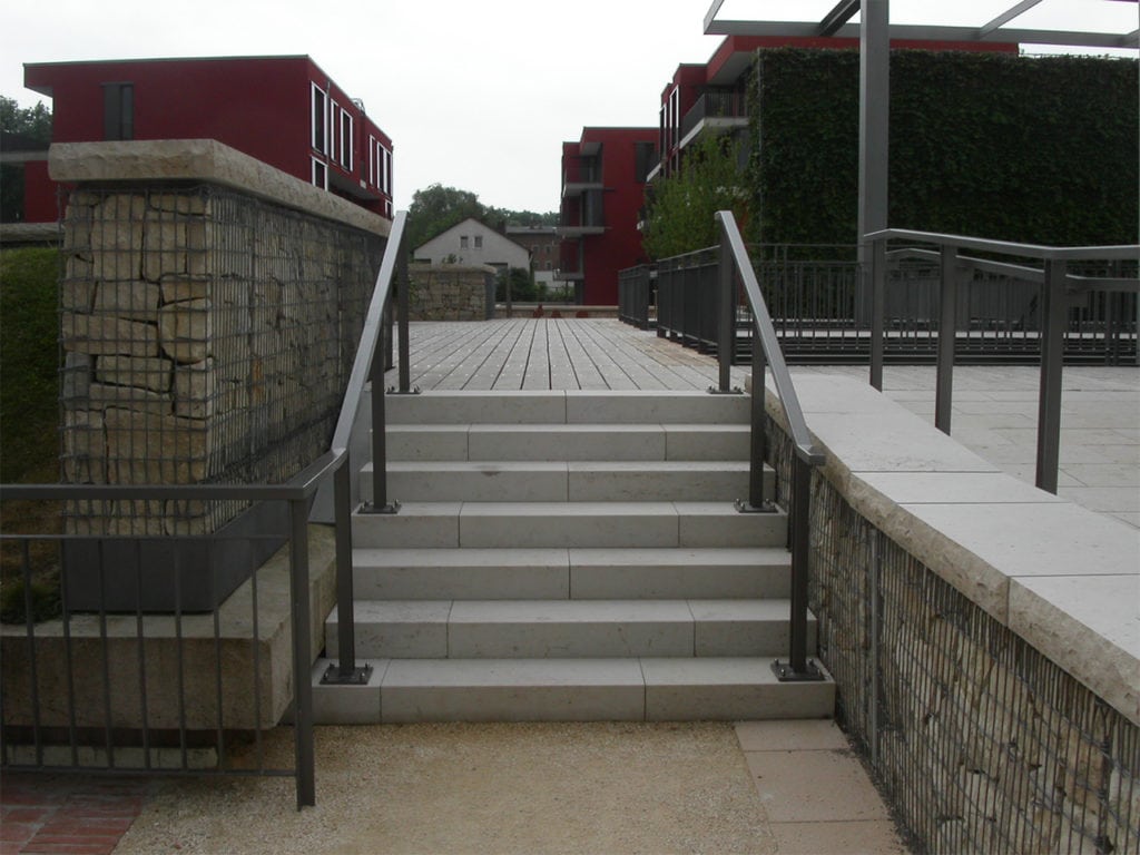 Eine Treppe mit grauen Blockstufen aus Jura Marmor