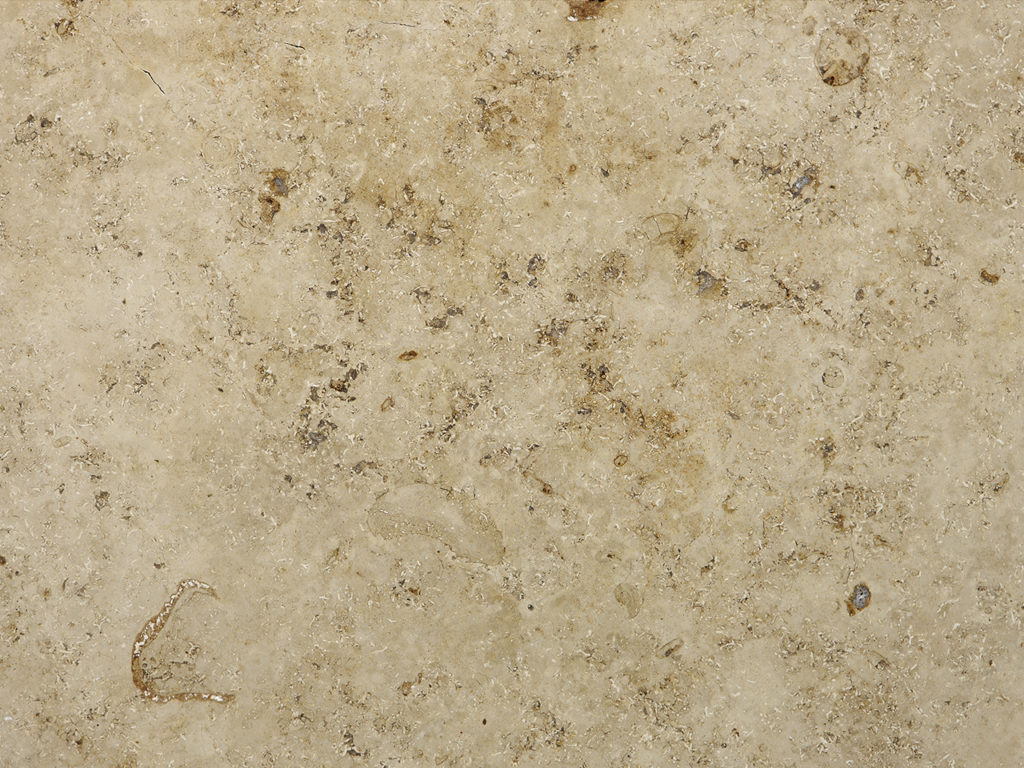 Eine sandfarbene Platte aus Jura Marmor