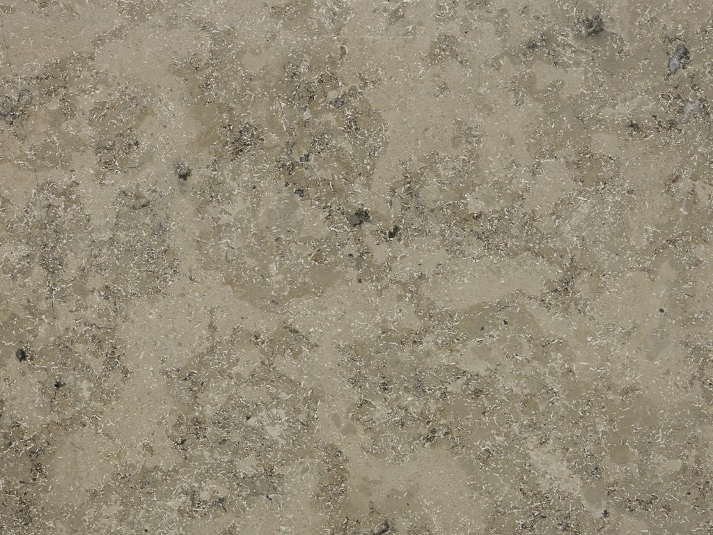 Eine hellgraue Platte aus Jura Marmor