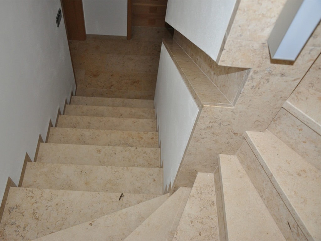Eine Treppen mit hellen Stufen aus Jura Marmor