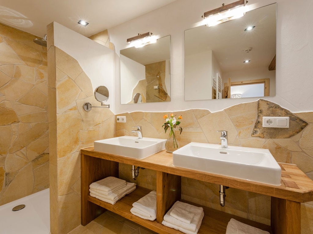 Ein Badezimmer mit hellen Polygonalplatten gefliest