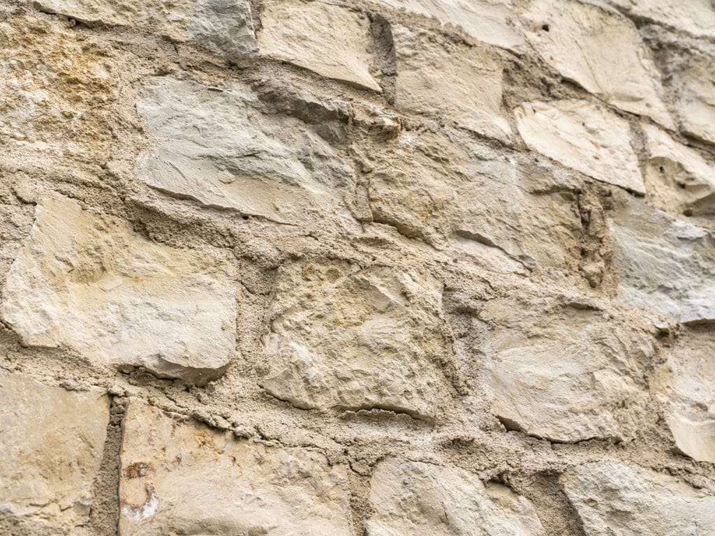 Beige Mauersteine aus Jura Marmor