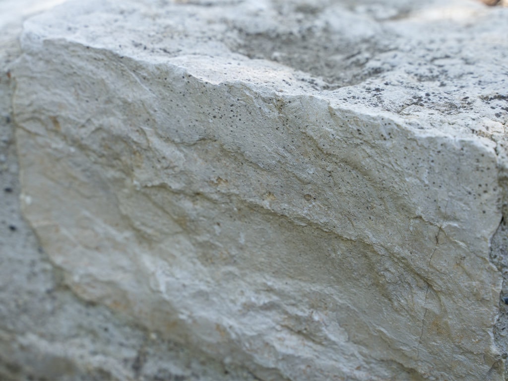 Eine Nahaufnahme einer Wand, die aus Mauersteinen aus Jura Marmor besteht