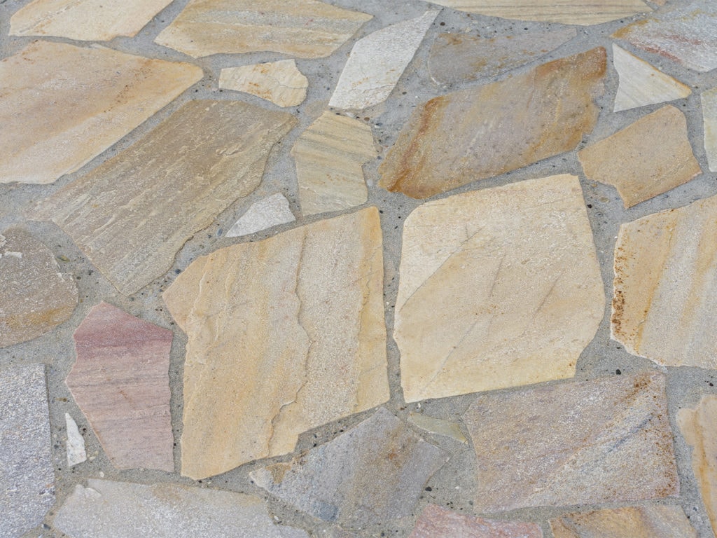 Sand- und cremefarbene Terrassenplatten aus Quarzit in zufälliger Anordnung