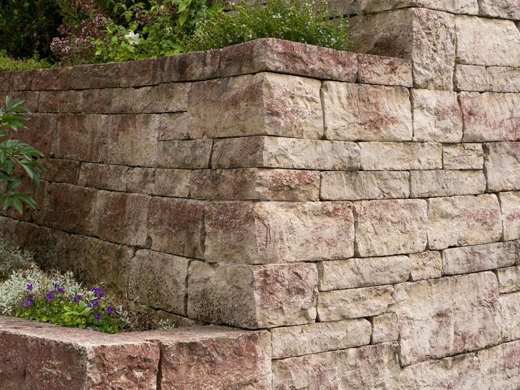 Die Kante einer Mauer aus Jura Marmor