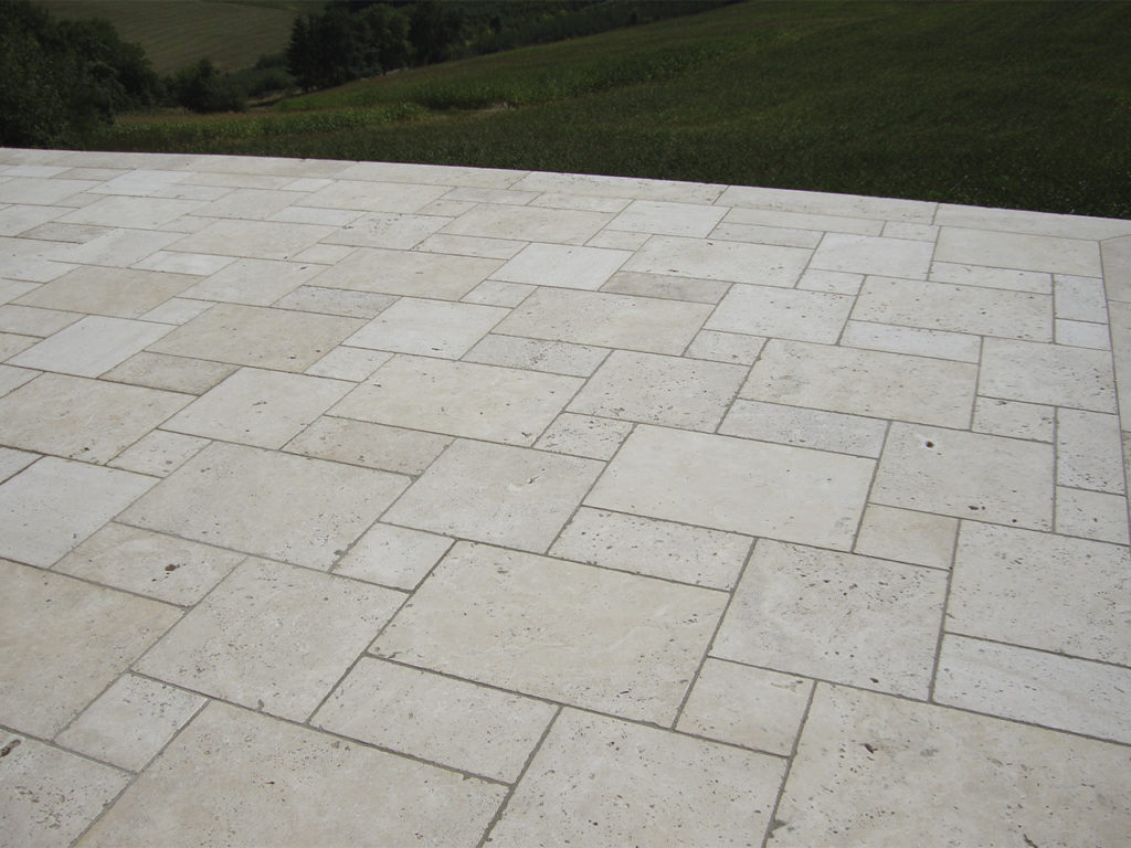 Graue Terrassenplatten aus Travertin in einem römischen Verbund