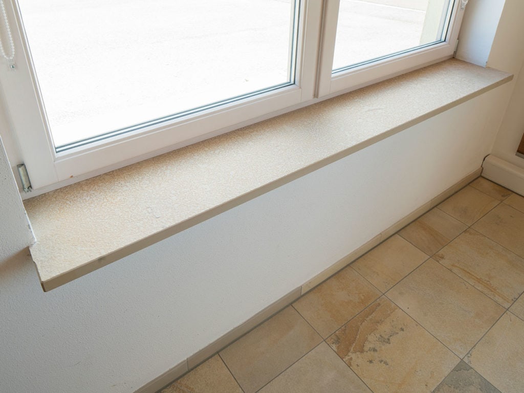 Fensterbank mit hellen Bodenplatten