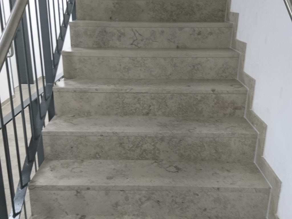 Eine Treppe aus Jura Marmor grau gebürstet
