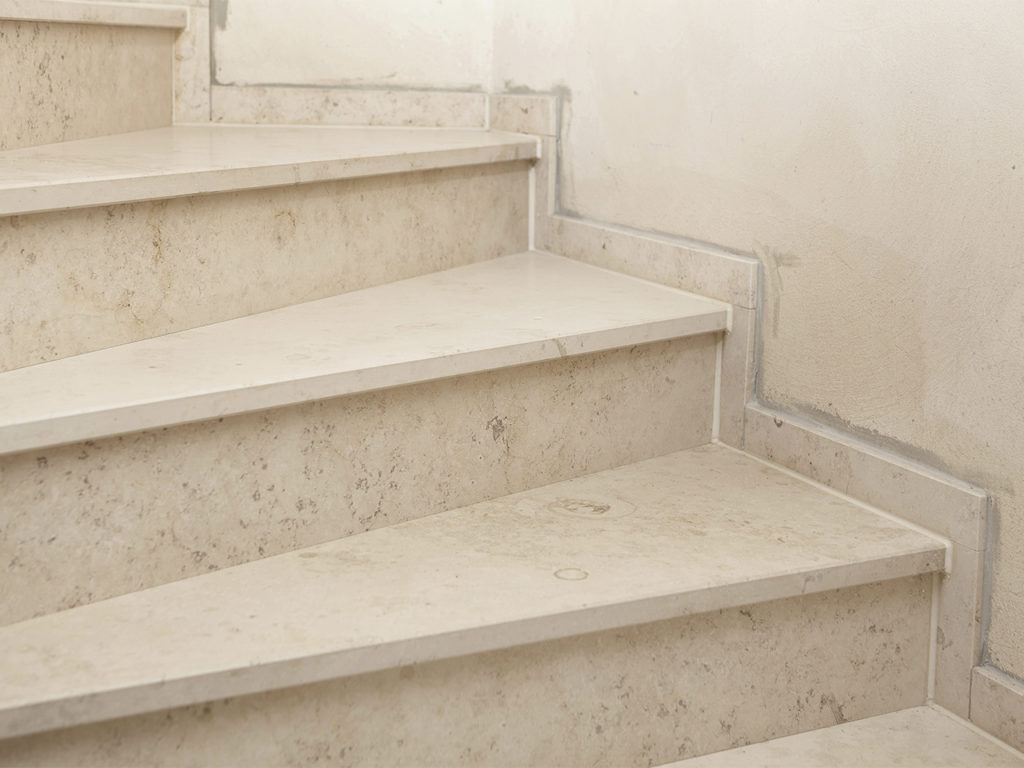 Eine Treppe aus Jura Marmor in beige poliert