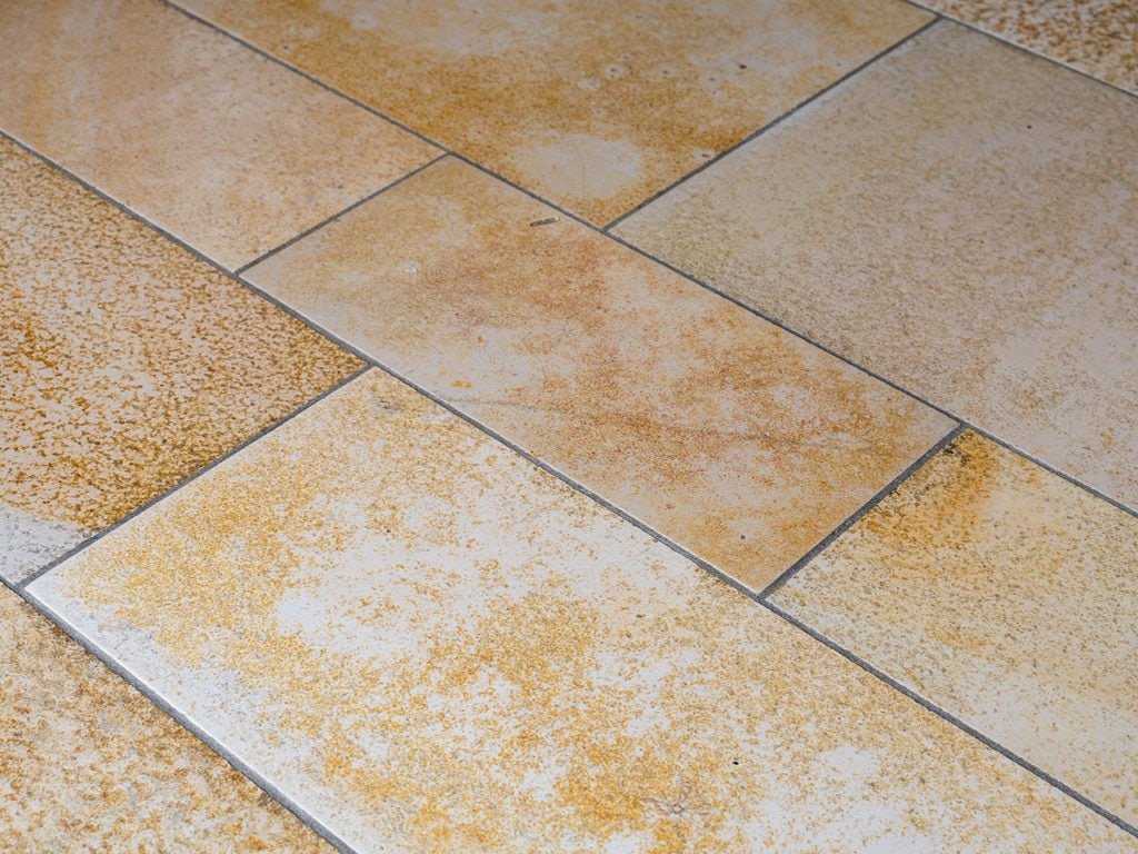 Sandfarbene Bodenplatten im Verbund